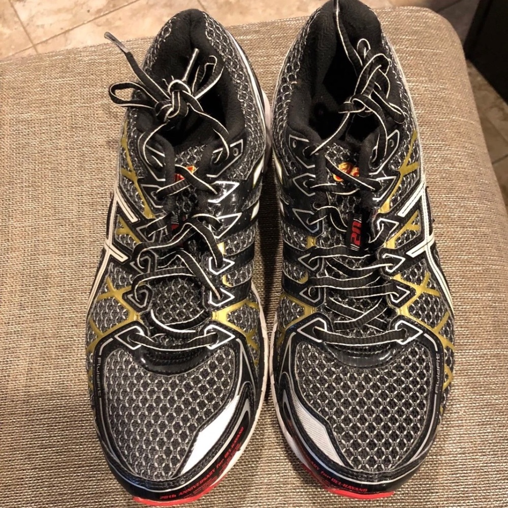 Woman’s running sneakers so 9